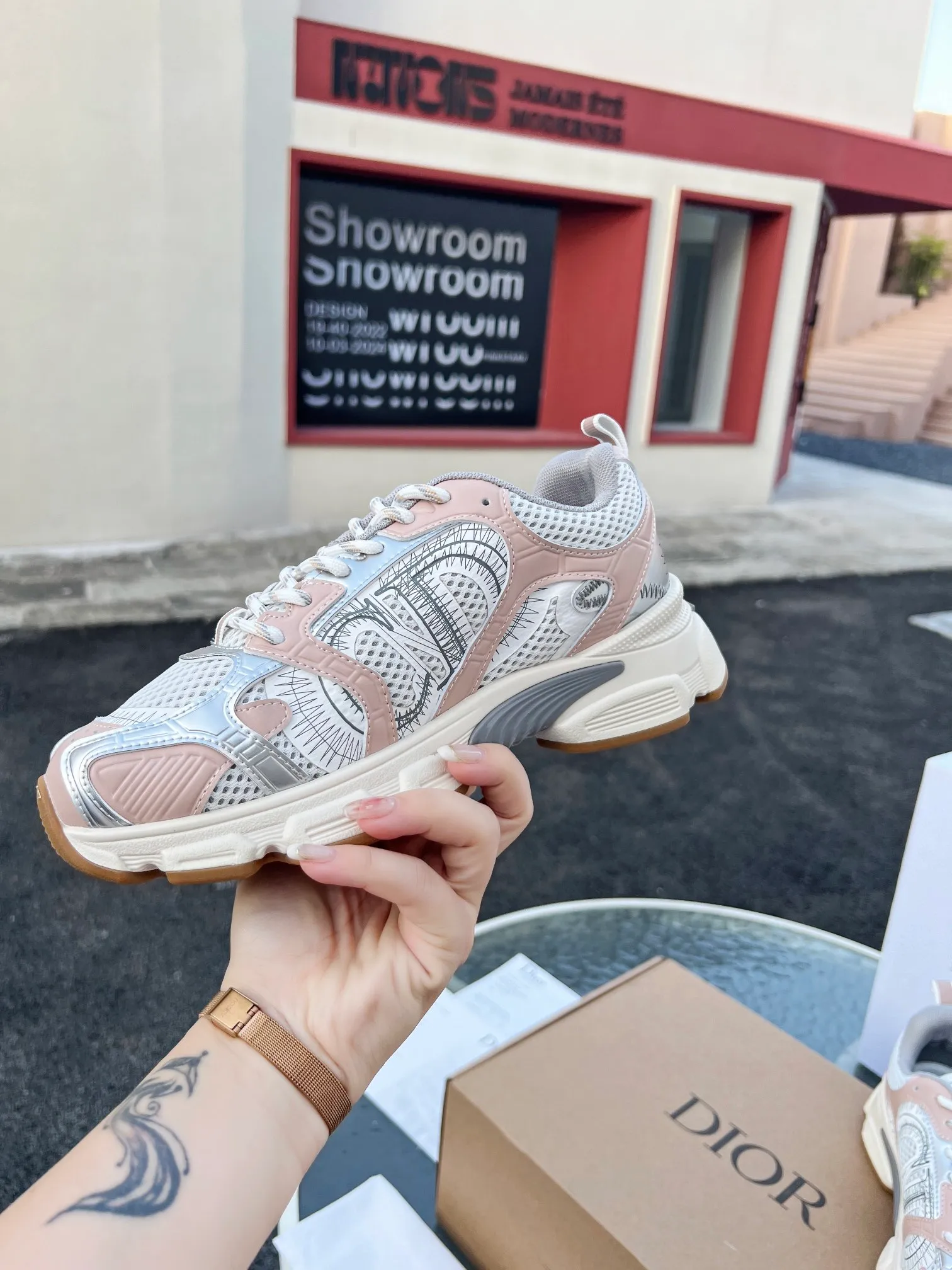 👟👟Ex-factory price 600👟👟 High version couple model🍸 Dior Dior | 2024 ˢˢDilraba, many stars have the same style. L’s 2024 spring and summer new products. The latest popular Chrono series, thick-soled mesh color-blocking running shoes, dad shoes, casual sports shoes series〰 Original purchase, development and production👍🏻This Dior Chrono sneaker is made of white and black mesh fabric with leather effect panels. The CD logo on both sides, the star patch on the tongue and the Dior logo on the heel, many details highlight the style. The two-tone laces, lightweight sole and star embellishment allow for a casual look all year round, complementing a variety of casual or elegant pieces. ♺Upper: Original imported first-layer cowhide + mesh ♺Inner lining: Original customized breathable lining ♺Outsole: Original molded EVA super light and super soft outsole ♺Heel height: 4.5cm ♺Size: Female 35-41 Male 39-45 (Female 40.41 Male 45 customized)